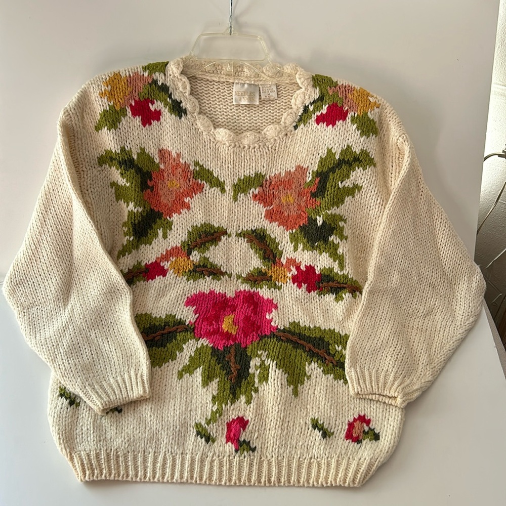 VINTAGE | Cottagecore Hand knit sweater Floral